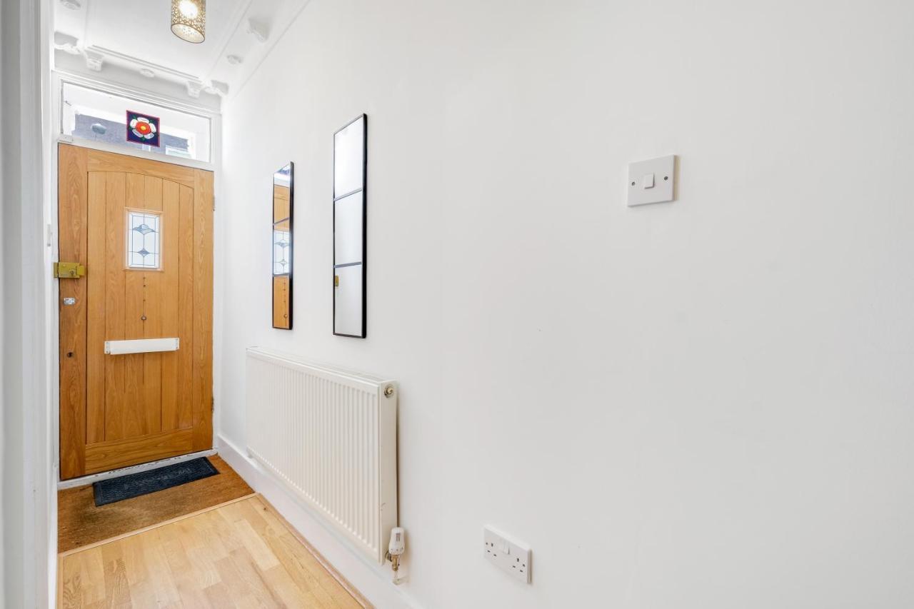 Luxury 3 Bedroom 2 Bathroom House, Fulham By 360stays Ferienhaus London