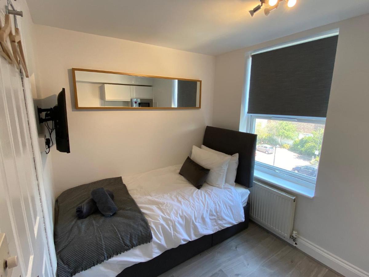 Studios: Line Convenience Near Westfield Apartment *