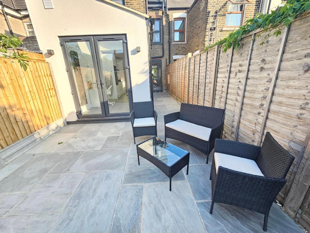 Apartment Spacious 4br House, London, Sleeps 9, Parking Available *