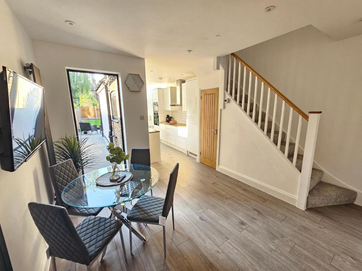 Apartment Spacious 4br House, London, Sleeps 9, Parking Available *