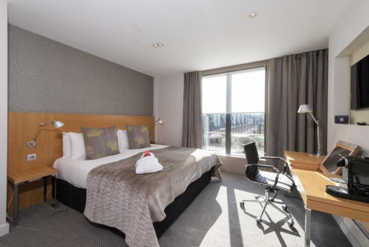 Apex Temple Court 4*