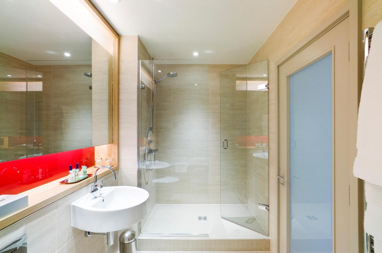 Apex Temple Court 4*
