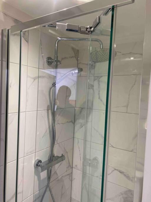 Airy, 3 Bedrooms, Ensuite , Flat Appartement Londen