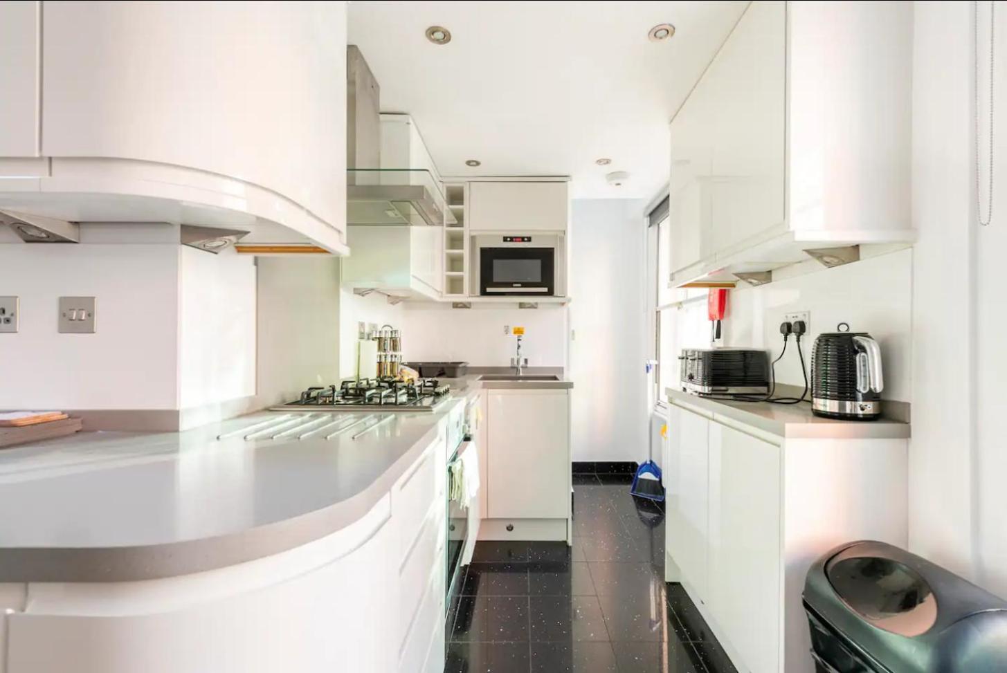 Beautiful 1 Bedroom Penthouse Flat *