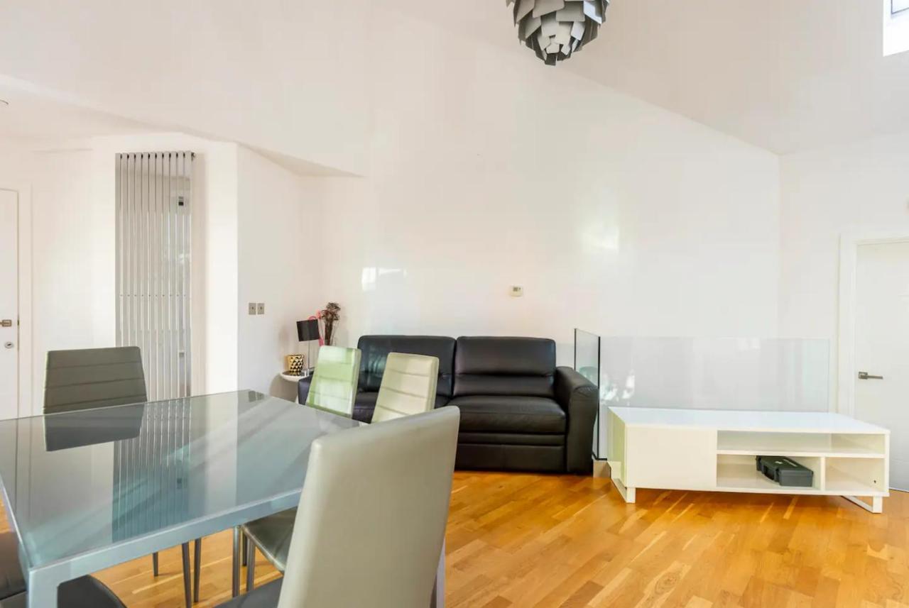 Beautiful 1 Bedroom Penthouse Flat *