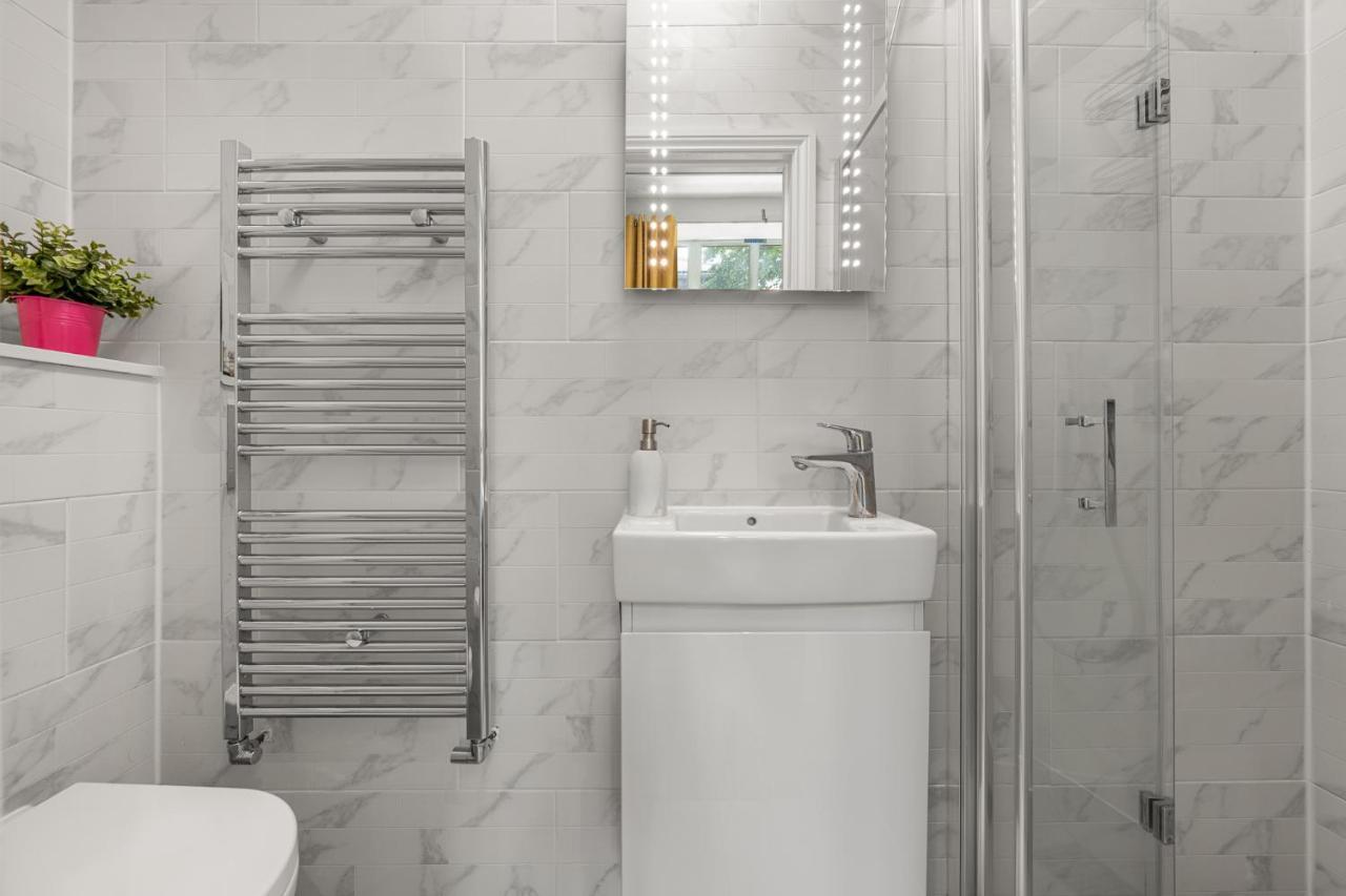 Modern 3 And 2 Bedroom Flat In Central With Installed Ac Apartment