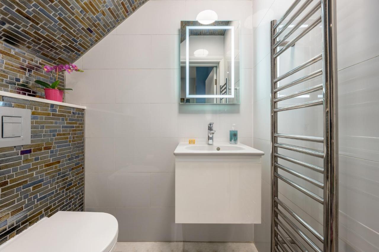 Modern 3 And 2 Bedroom Flat In Central With Installed Ac Apartment London