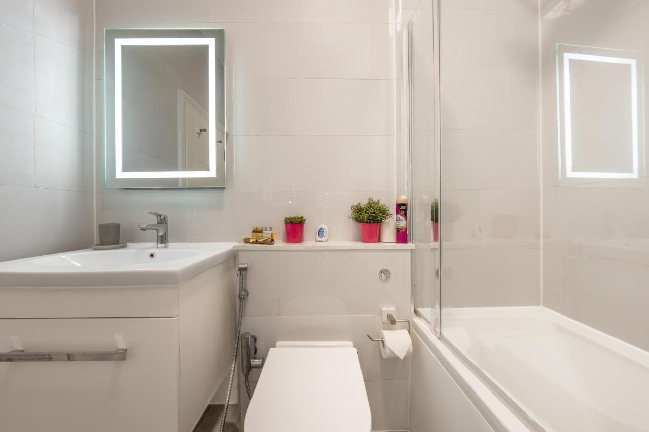Apartment Modern 3 And 2 Bedroom Flat In Central With Installed Ac