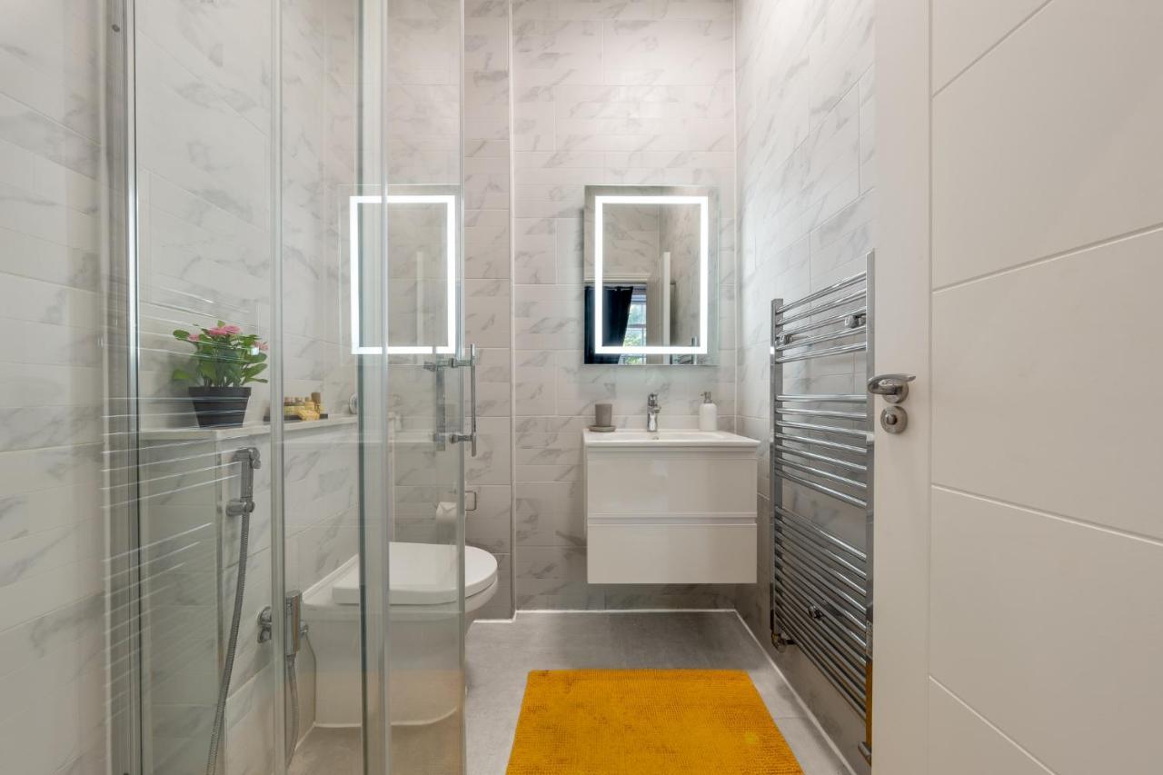 Modern 3 And 2 Bedroom Flat In Central With Installed Ac Apartment *