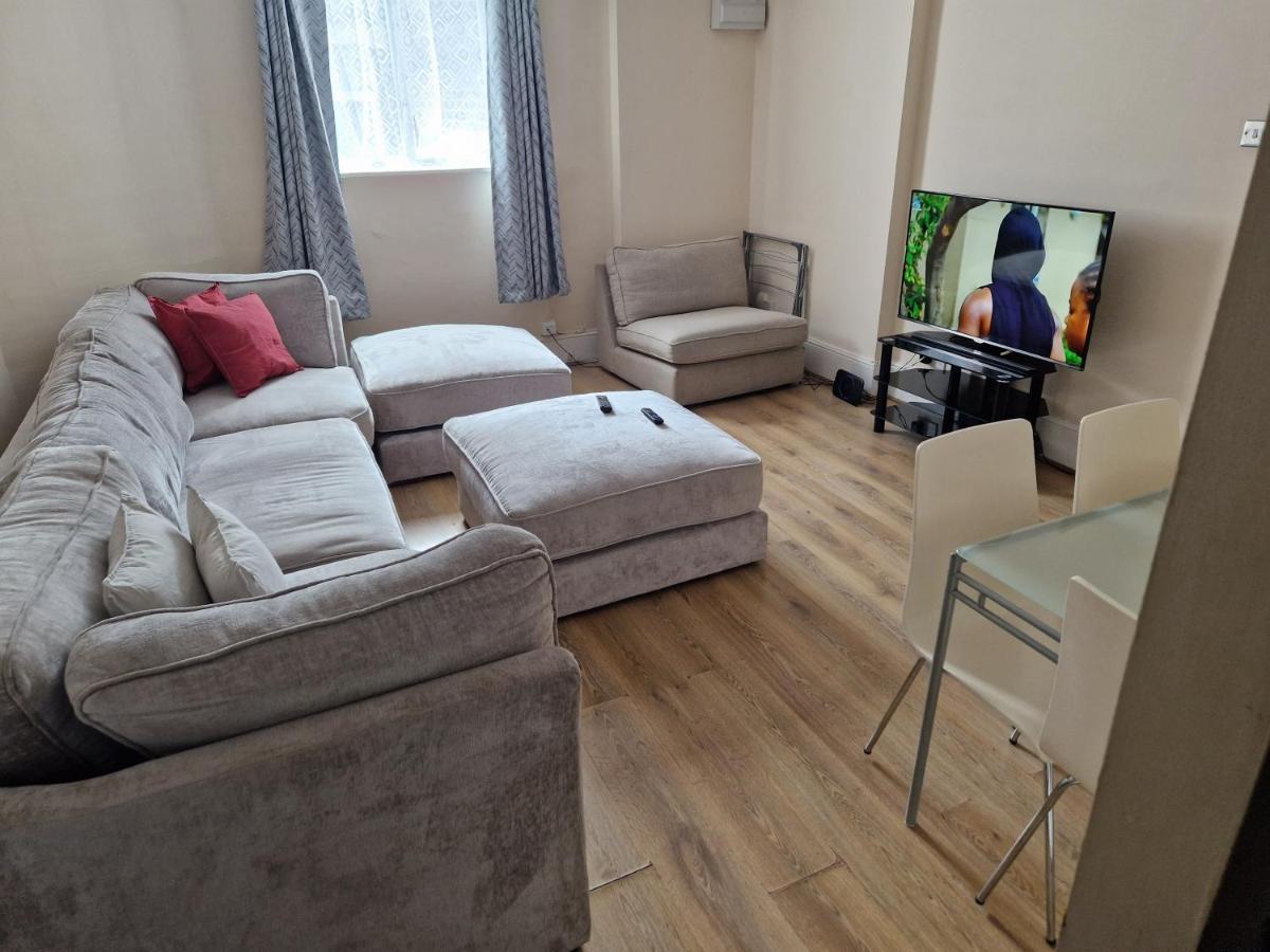 A Discreet Flat For The Family. Londres