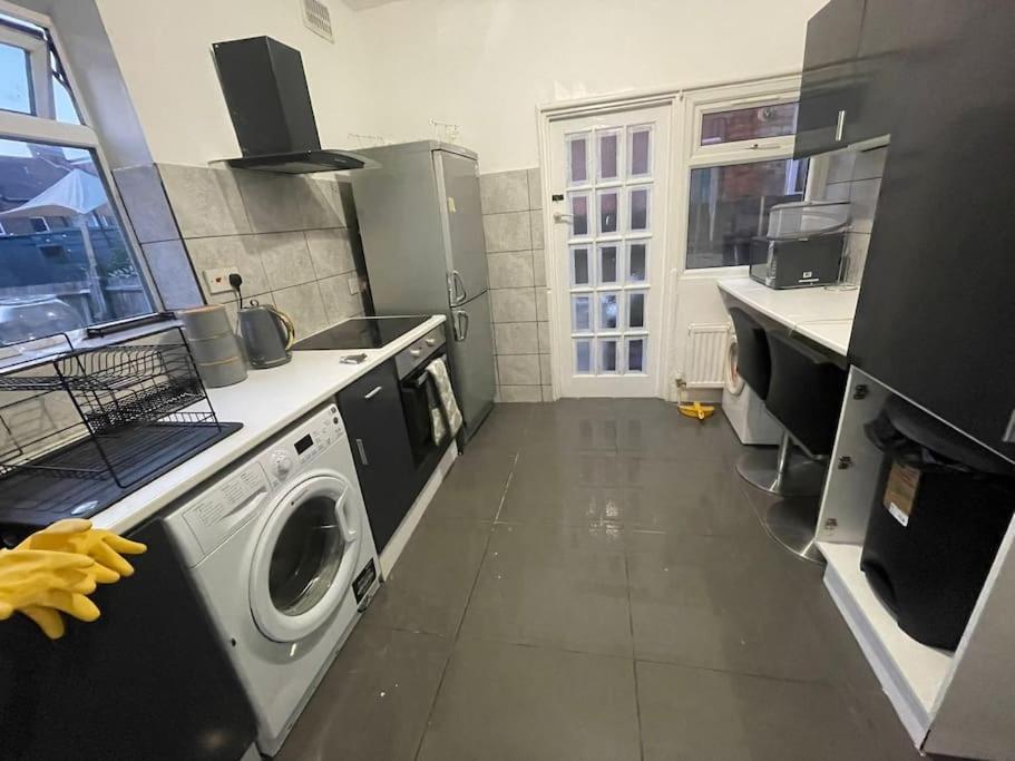 Ground Floor 2 Bed Flat With Garden North * Londen