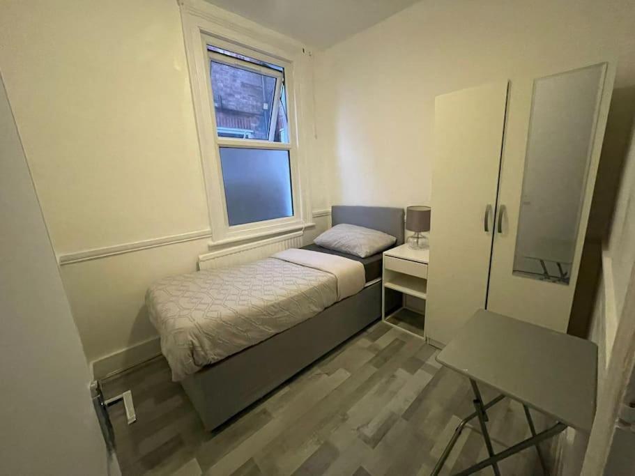 Ground Floor 2 Bed Flat With Garden North * Londen