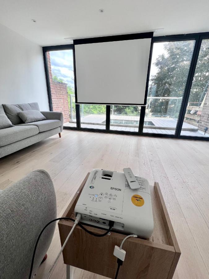 Beautiful 5-bedroom Private House In Quiet Street 2 Minutes From Station Ferienhaus