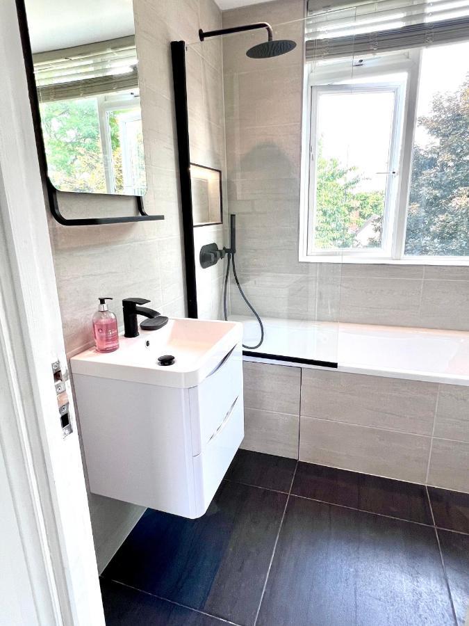 Holiday home Beautiful 5-bedroom Private House In Quiet Street 2 Minutes From Station *