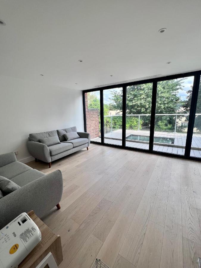 Beautiful 5-bedroom Private House In Quiet Street 2 Minutes From Station Holiday home