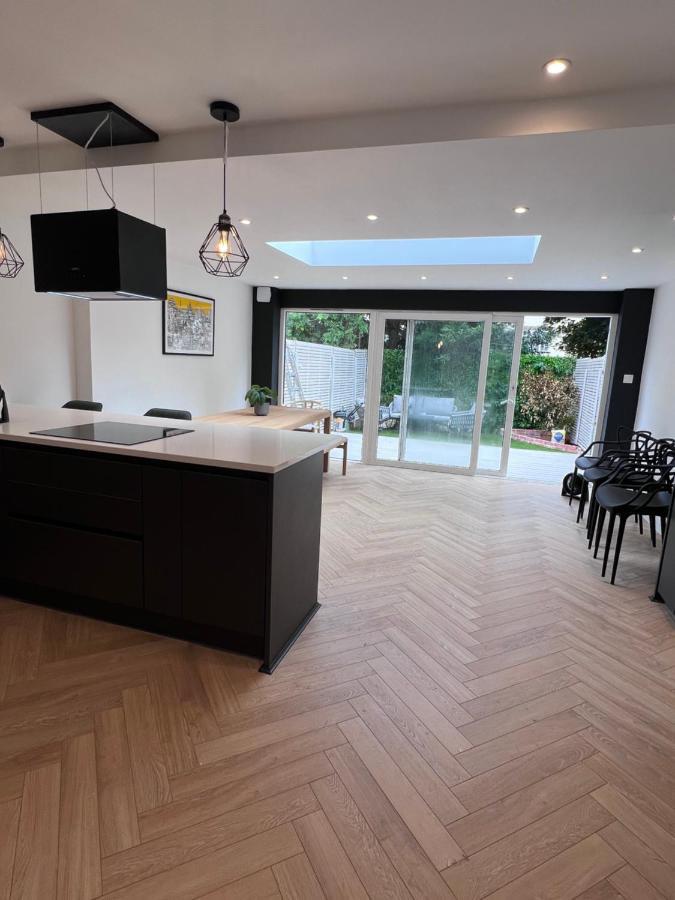 Beautiful 5-bedroom Private House In Quiet Street 2 Minutes From Station Ferienhaus *