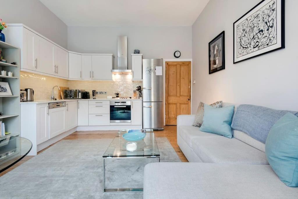 Contemporary Clapham Living Appartement