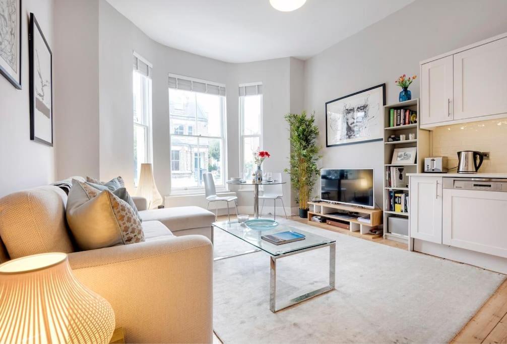 Contemporary Clapham Living Appartement *