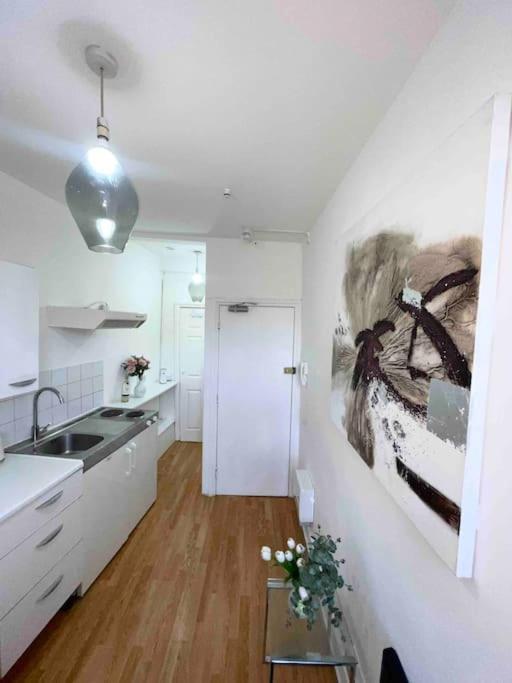 Great Location Studio With Smart Tv And Workspace *