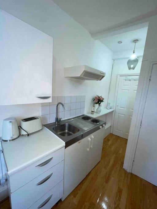 Great Location Studio With Smart Tv And Workspace