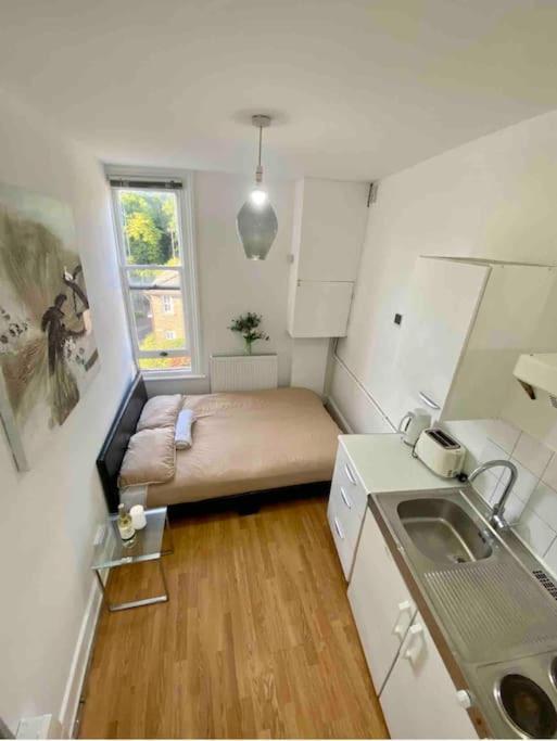 Great Location Studio With Smart Tv And Workspace Apartamento Londres