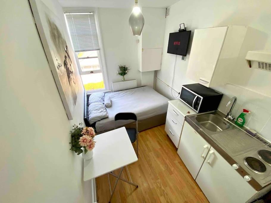 Great Location Studio With Smart Tv And Workspace Apartamento