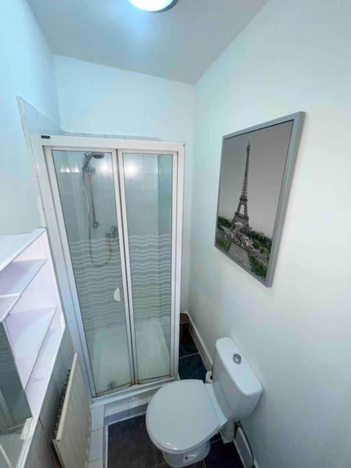 Great Location Studio With Smart Tv And Workspace *