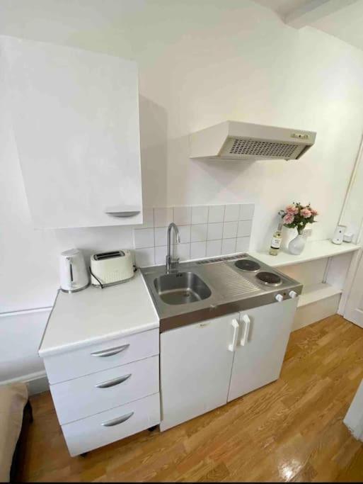 Great Location Studio With Smart Tv And Workspace Apartamento Londres