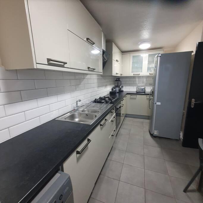 3beds Family Friendly In With Good Transport Links Appartement