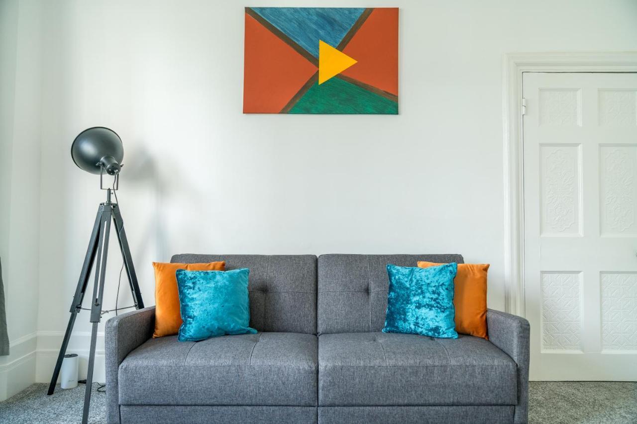 Spacious King Size 1bed Flat In Leafy Suburb Appartement Londen