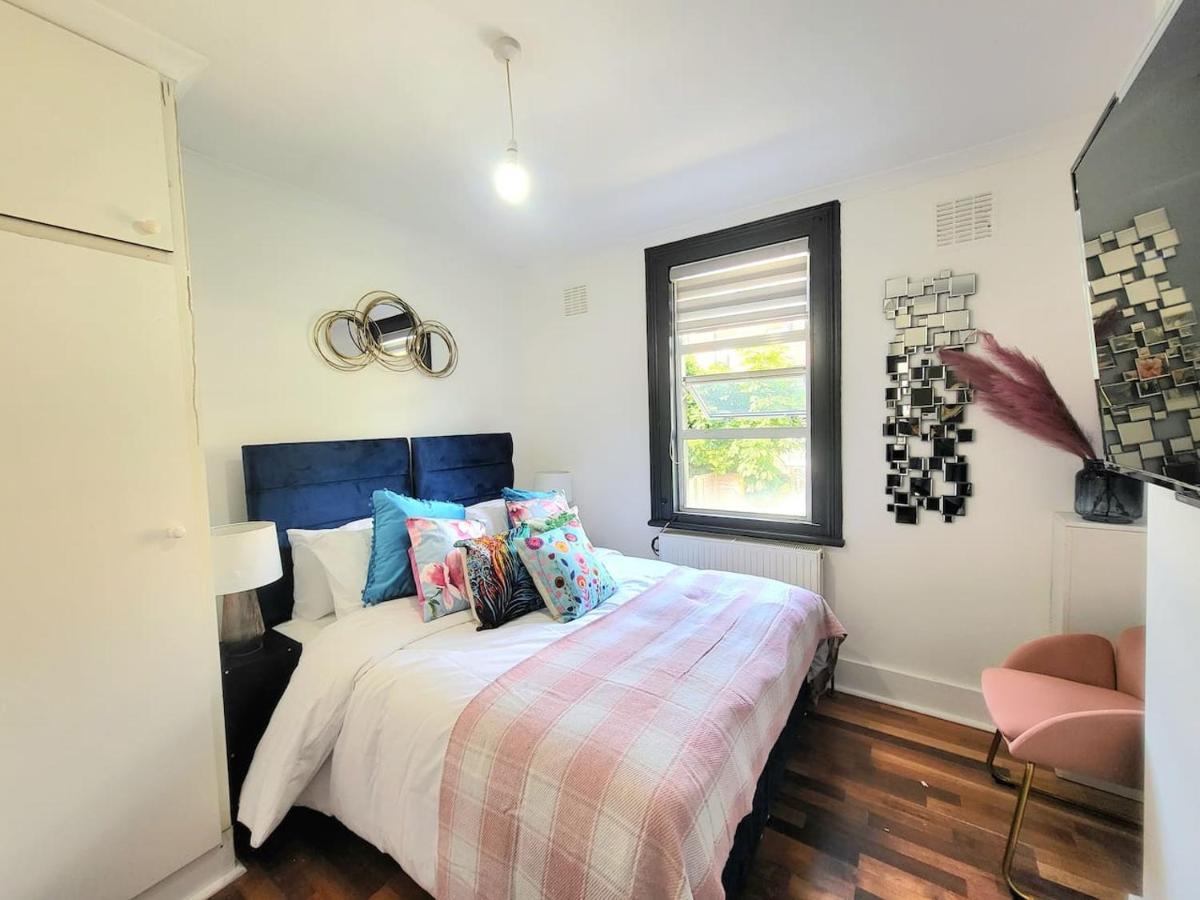 Spacious Six Bedrooms House By Sensational Short Lets & Serviced With 13 Beds, Free Parking, Free Wi-fi & Balcony * Londres