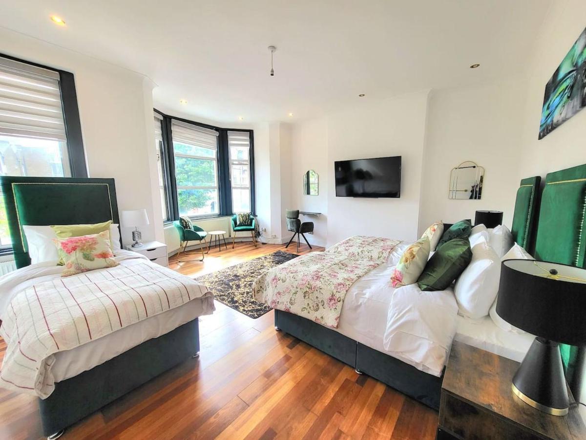 Spacious Six Bedrooms House By Sensational Short Lets & Serviced With 13 Beds, Free Parking, Free Wi-fi & Balcony Casa de Férias Londres