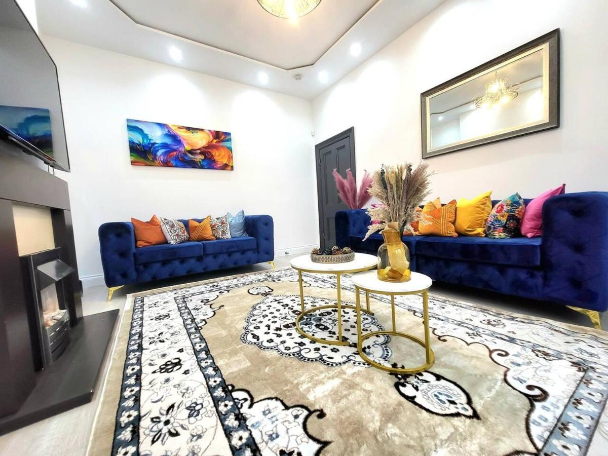 Casa de Férias Spacious Six Bedrooms House By Sensational Short Lets & Serviced With 13 Beds, Free Parking, Free Wi-fi & Balcony *