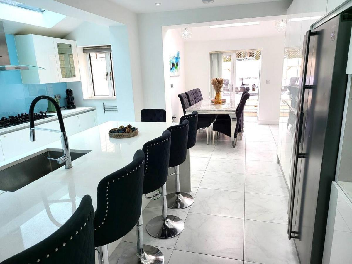 Spacious Six Bedrooms House By Sensational Short Lets & Serviced With 13 Beds, Free Parking, Free Wi-fi & Balcony Casa de Férias