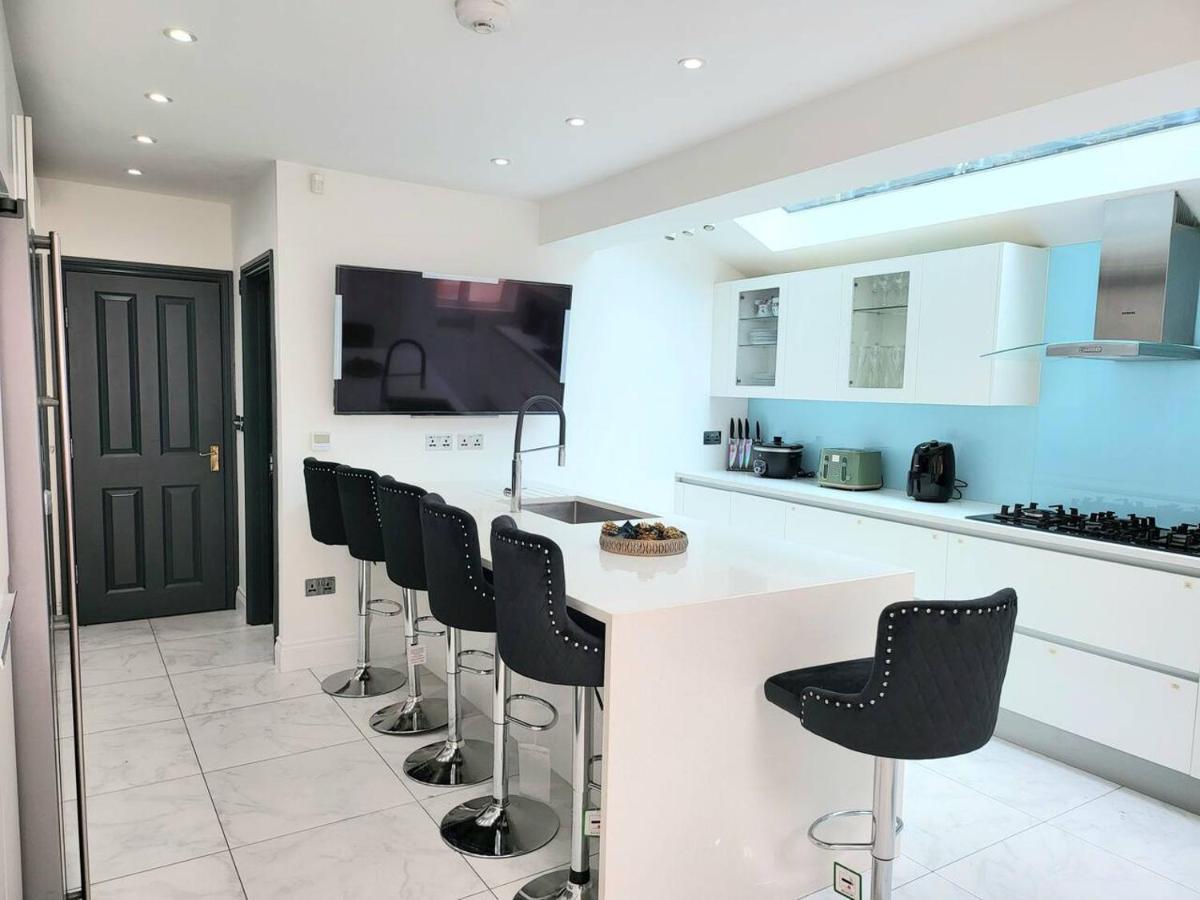 Spacious Six Bedrooms House By Sensational Short Lets & Serviced With 13 Beds, Free Parking, Free Wi-fi & Balcony Casa de Férias Londres