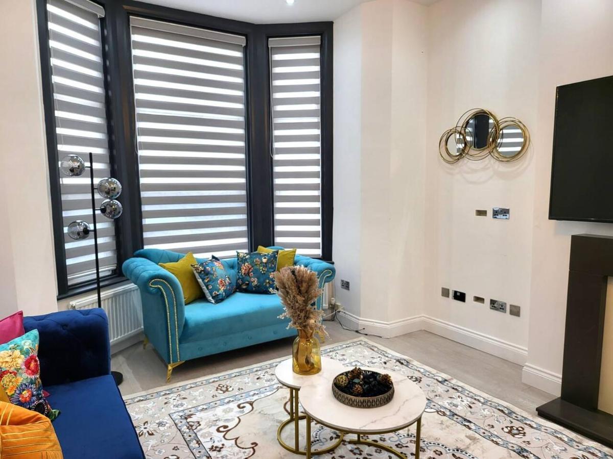 Spacious Six Bedrooms House By Sensational Short Lets & Serviced With 13 Beds, Free Parking, Free Wi-fi & Balcony Londres