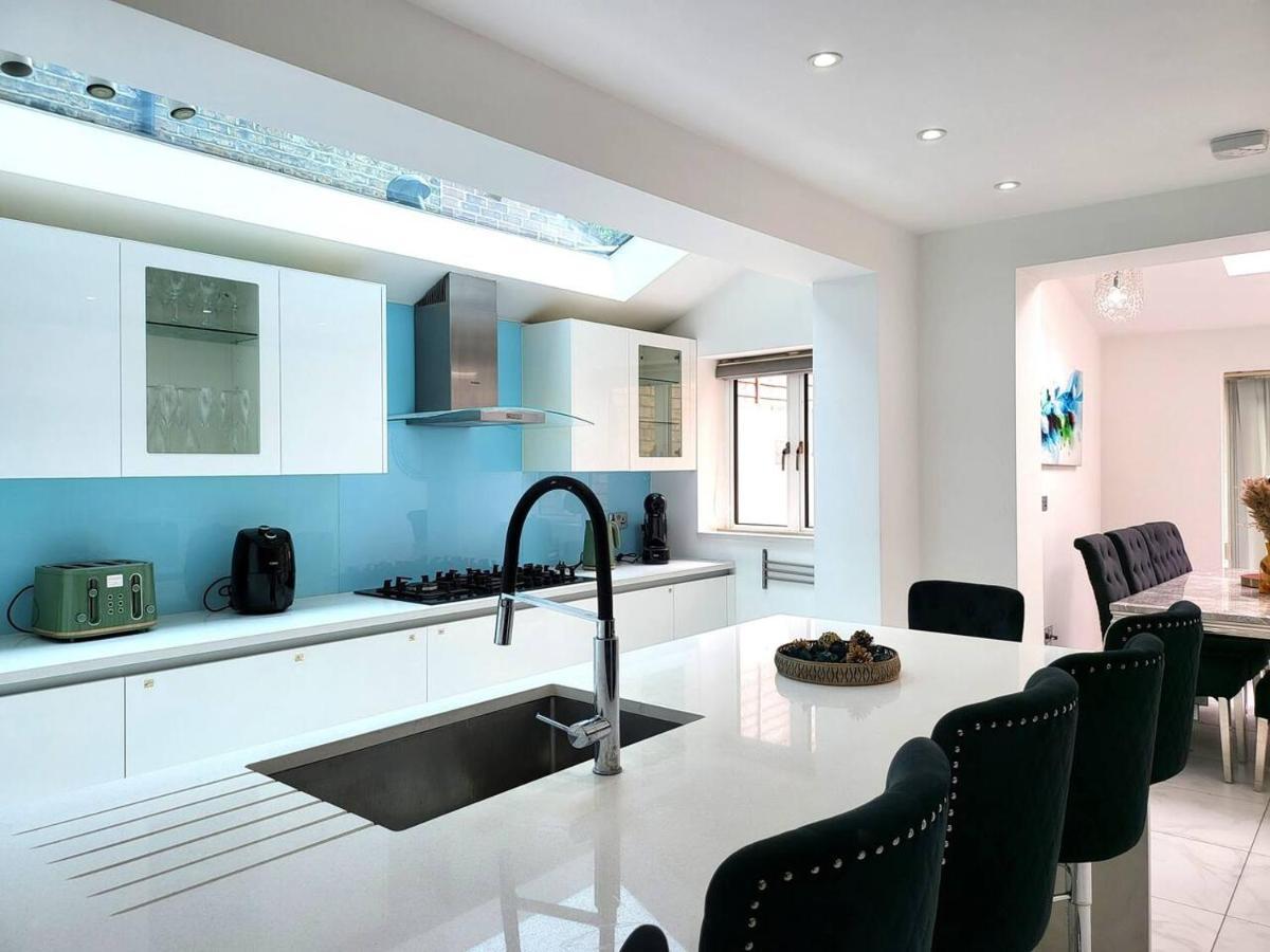 Spacious Six Bedrooms House By Sensational Short Lets & Serviced With 13 Beds, Free Parking, Free Wi-fi & Balcony Casa de Férias *