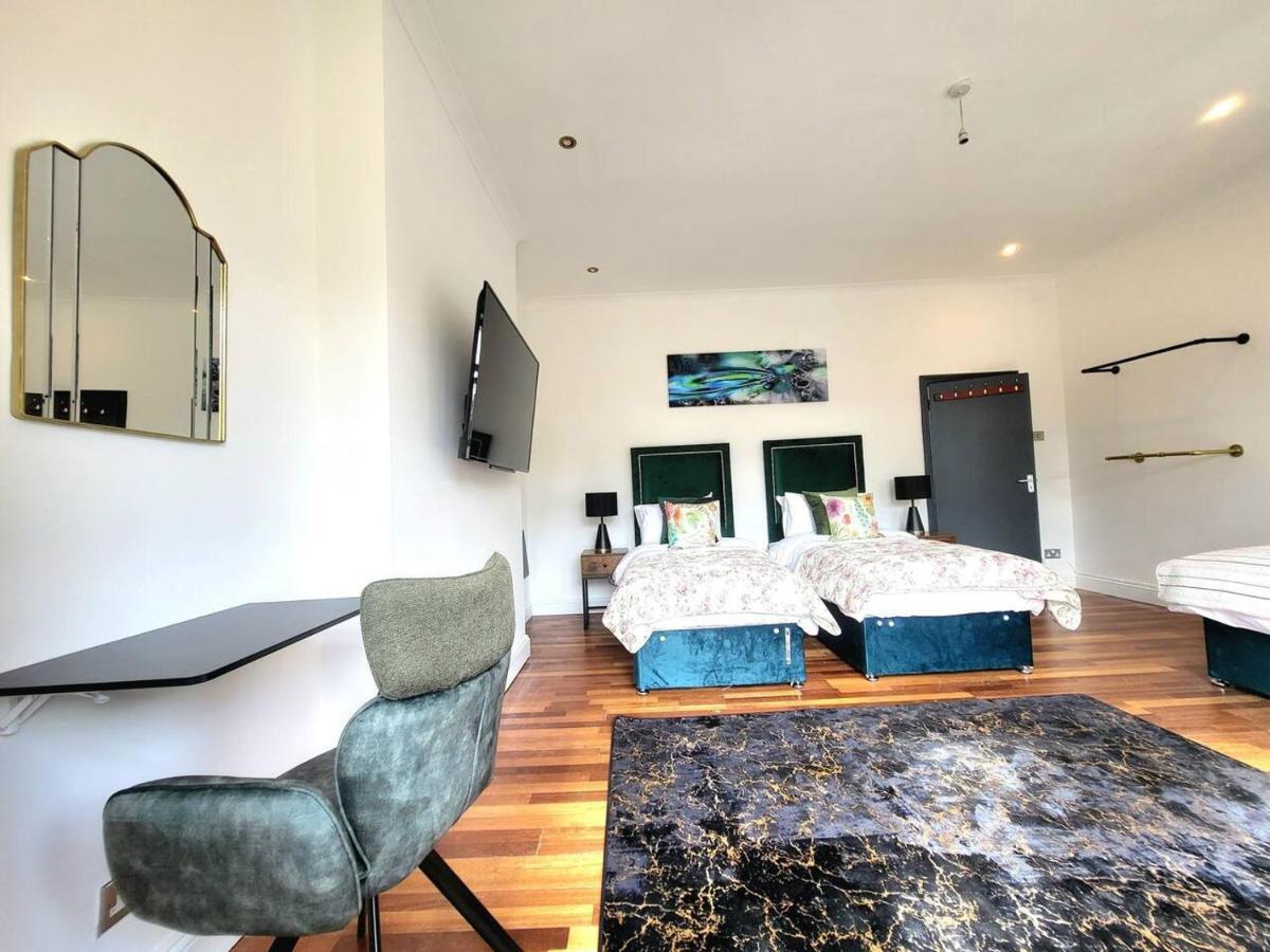 Spacious Six Bedrooms House By Sensational Short Lets & Serviced With 13 Beds, Free Parking, Free Wi-fi & Balcony Casa de Férias