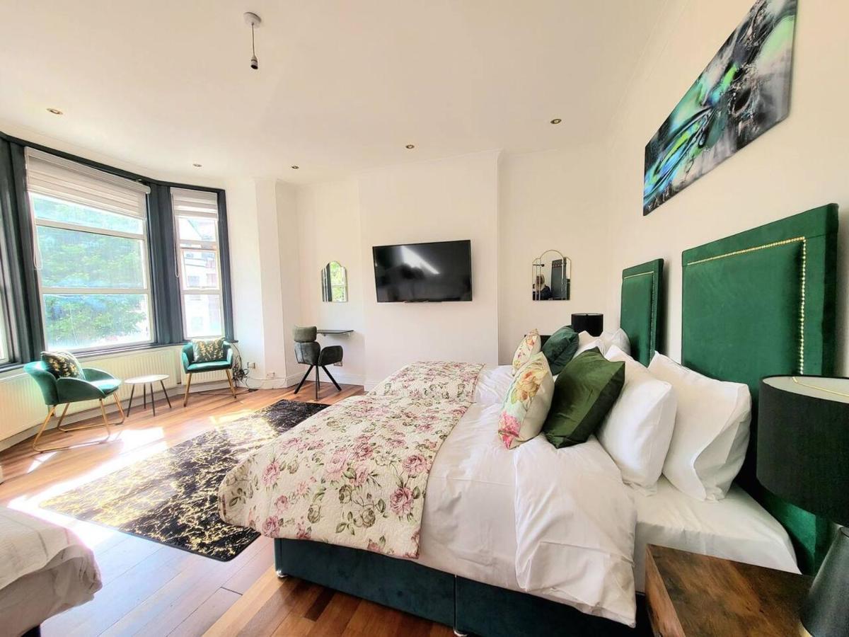 Spacious Six Bedrooms House By Sensational Short Lets & Serviced With 13 Beds, Free Parking, Free Wi-fi & Balcony Casa de Férias *