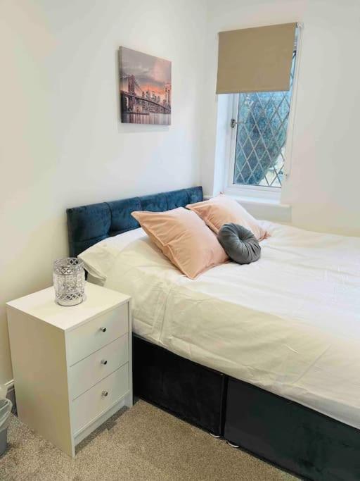 Modern Cosy House /free Parking For Two Cars/ 3 Minutes Walk To The Underground Londres