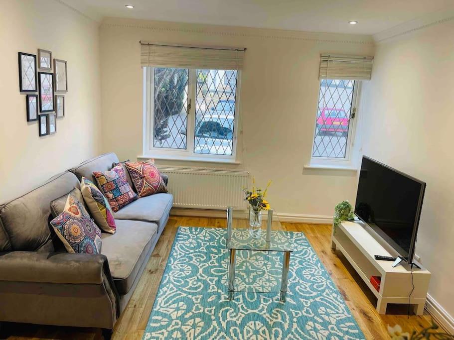 Modern Cosy House /free Parking For Two Cars/ 3 Minutes Walk To The Underground * Londres