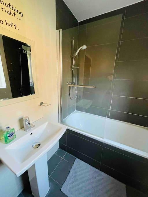 Modern Cosy House /free Parking For Two Cars/ 3 Minutes Walk To The Underground Londres