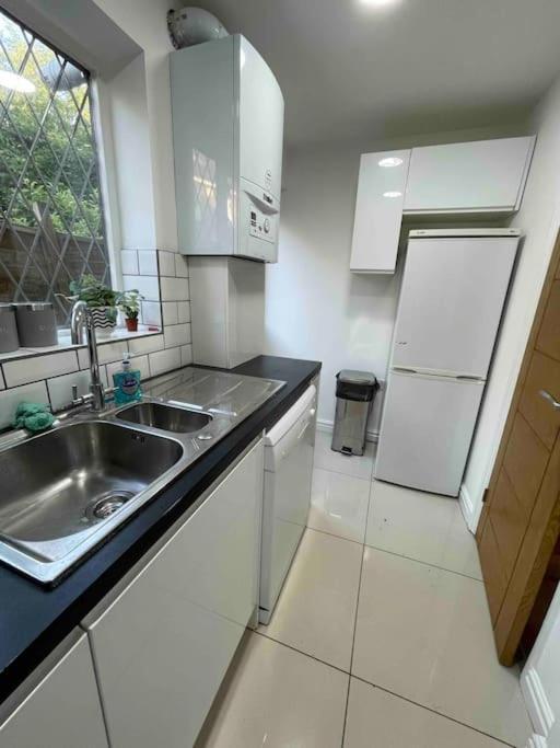Modern Cosy House /free Parking For Two Cars/ 3 Minutes Walk To The Underground Сasa de vacaciones *