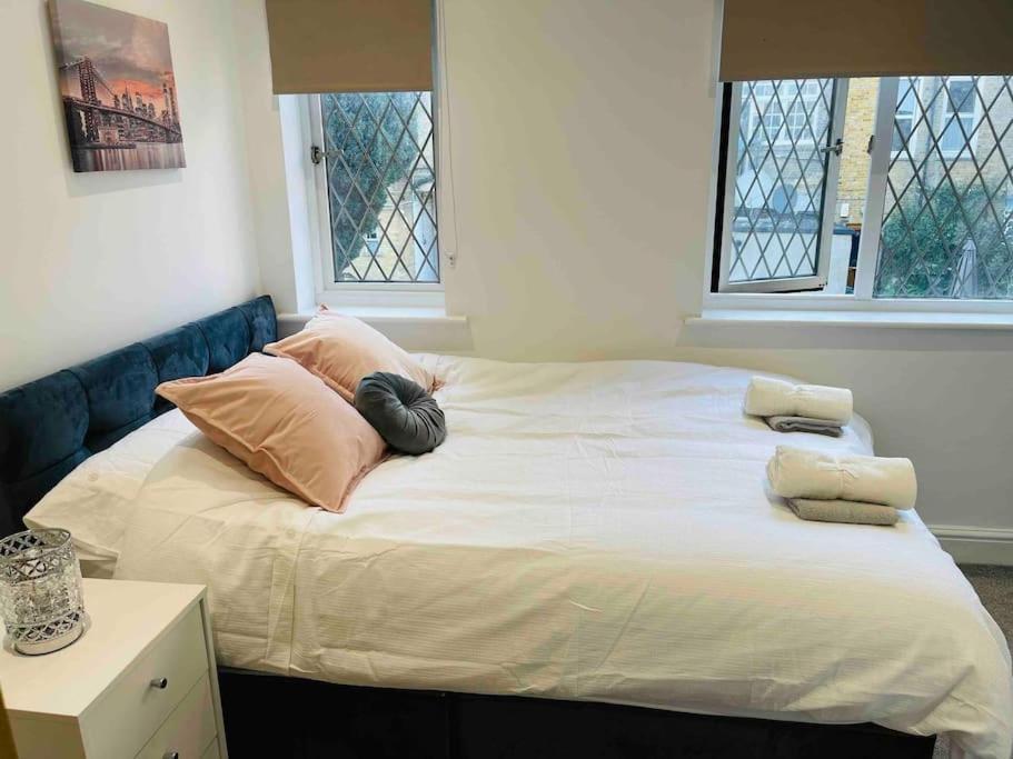 Modern Cosy House /free Parking For Two Cars/ 3 Minutes Walk To The Underground * Londres