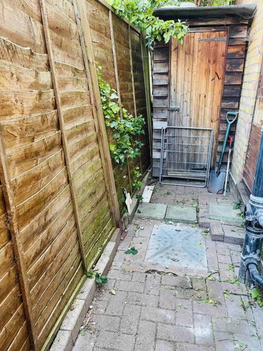 Modern Cosy House /free Parking For Two Cars/ 3 Minutes Walk To The Underground Londres