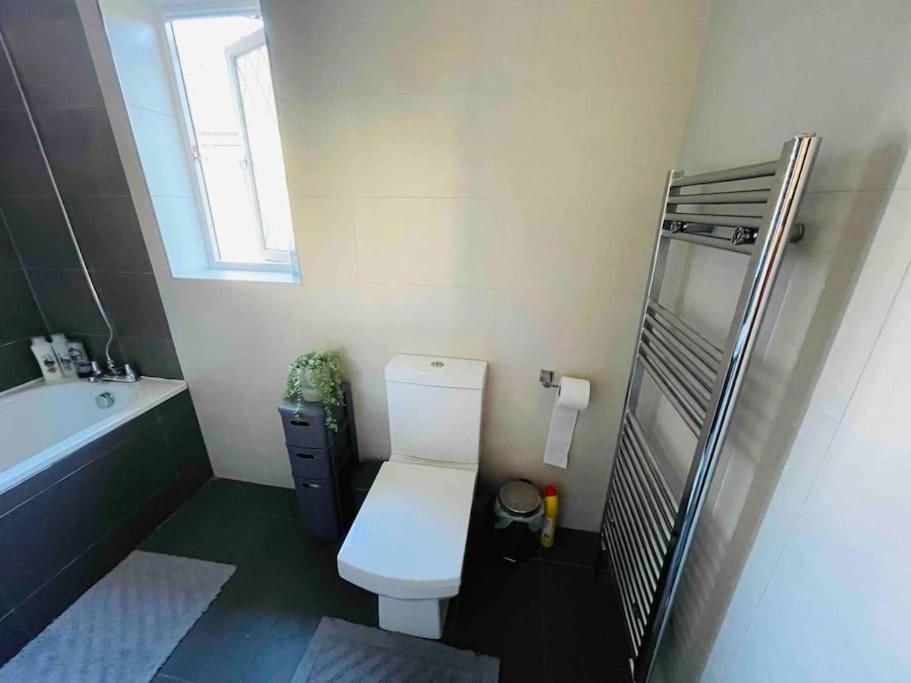 Modern Cosy House /free Parking For Two Cars/ 3 Minutes Walk To The Underground Сasa de vacaciones *