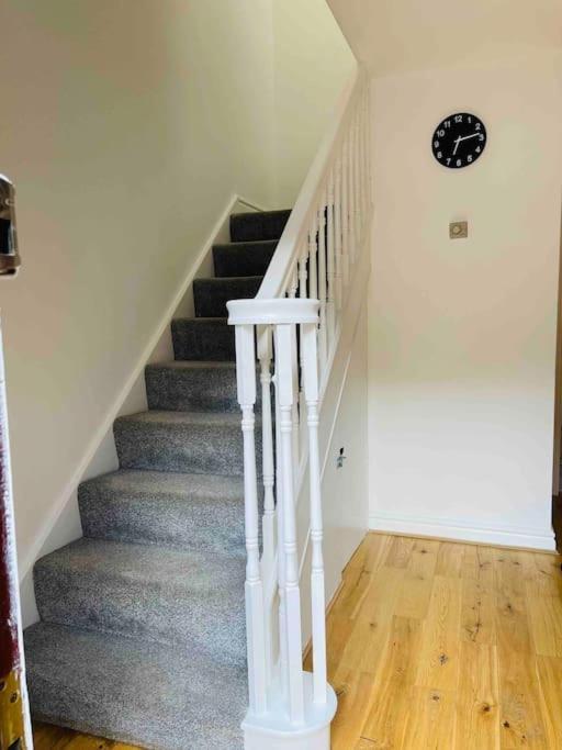 Modern Cosy House /free Parking For Two Cars/ 3 Minutes Walk To The Underground Сasa de vacaciones