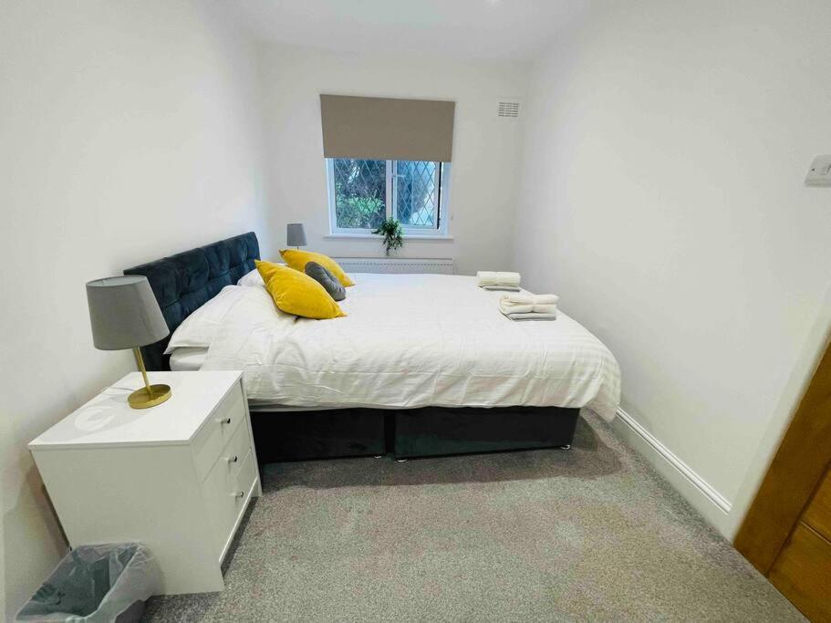 Сasa de vacaciones Modern Cosy House /free Parking For Two Cars/ 3 Minutes Walk To The Underground Londres