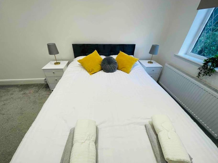 Modern Cosy House /free Parking For Two Cars/ 3 Minutes Walk To The Underground Londres