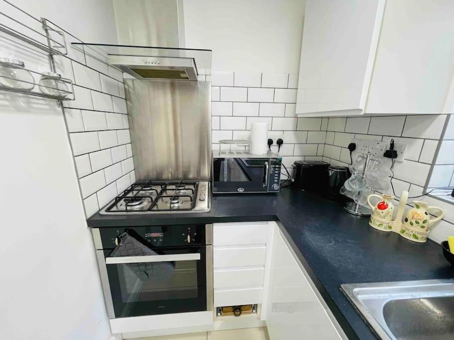 Сasa de vacaciones Modern Cosy House /free Parking For Two Cars/ 3 Minutes Walk To The Underground